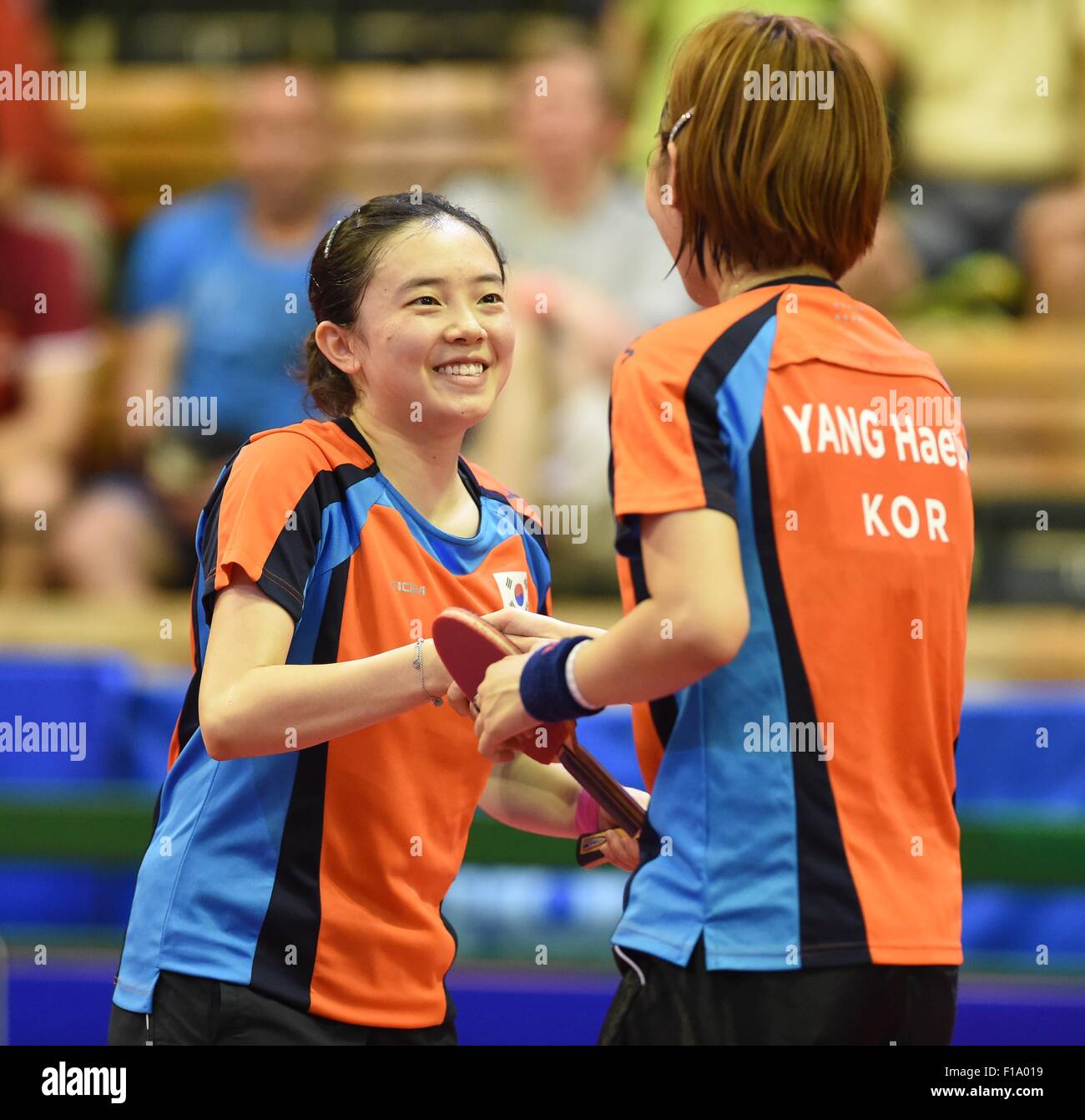 Olomouc, République tchèque. Août 30, 2015. Jeon Ji Hee, à gauche, et le Yang Ha Eun de Corée a remporté la finale en double contre Doo Tie Yana, Kem Hoi An de Hong Kong dans le tournoi de l'ITTF World Tour à Olomouc, République tchèque, le 30 août 2015. Credit : Ludek Perina/CTK Photo/Alamy Live News Banque D'Images