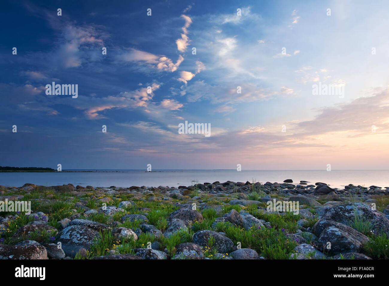 Les rivages rocailleux à la voir Banque D'Images