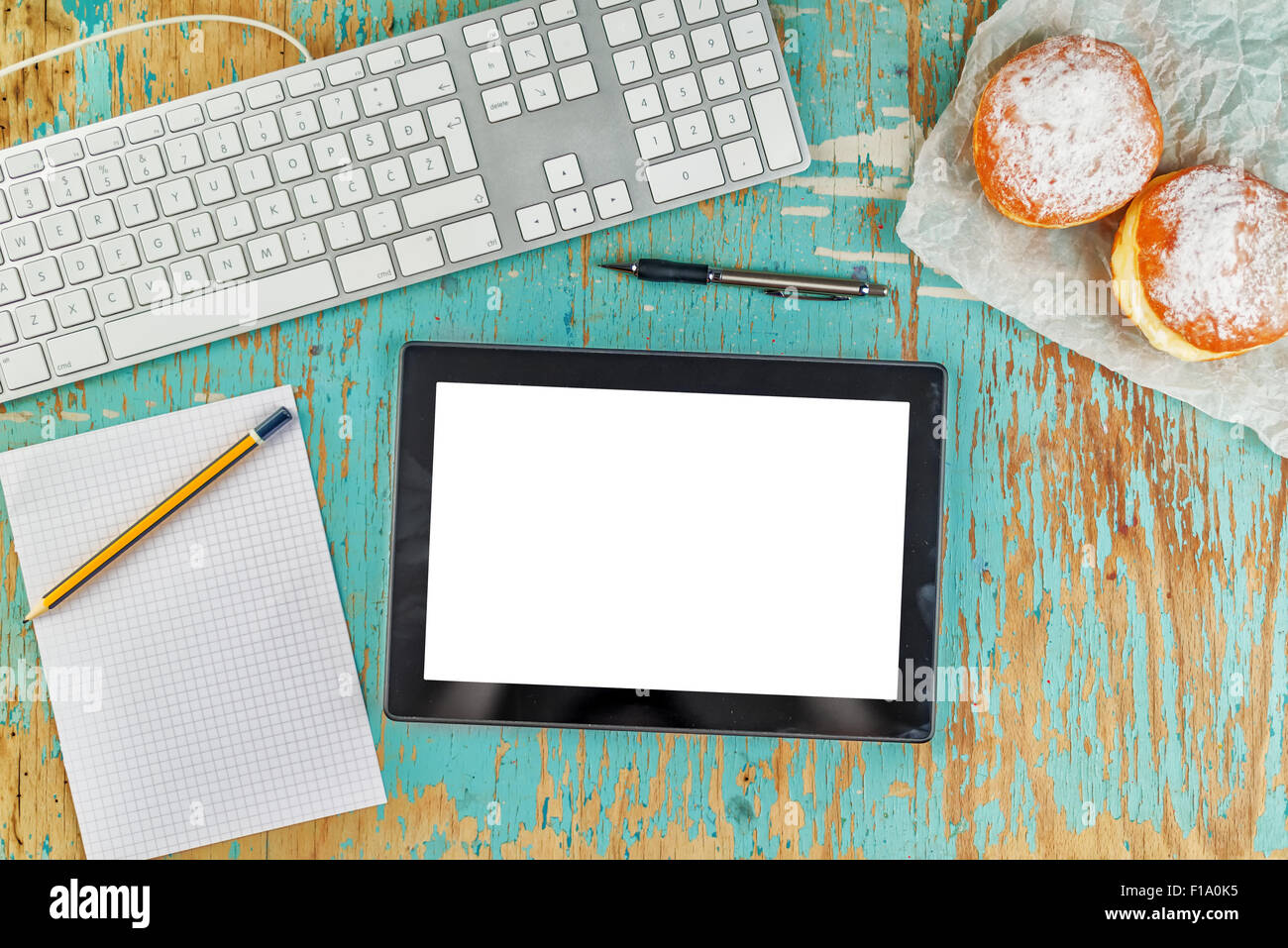 Designer graphique de l'espace de table rustique avec clavier de l'ordinateur, pc tablette numérique, des feuilles de papier dessin blanc Banque D'Images