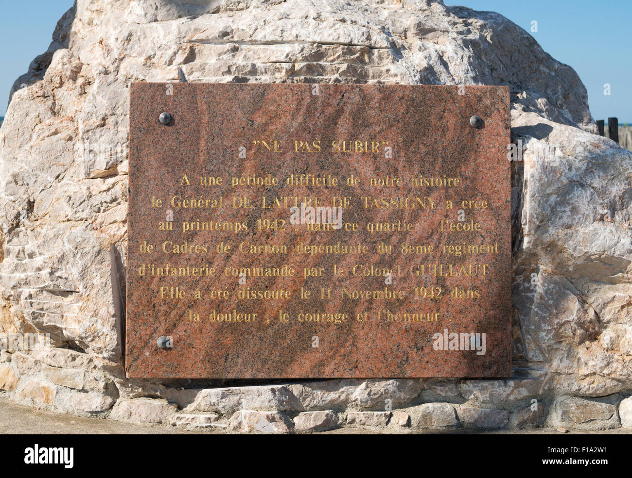 WW2 War Memorial, "Ne pas subir" ou être libre, Carnon, Mauguio, Hérault, Languedoc-Roussillon, France, Europe. Banque D'Images