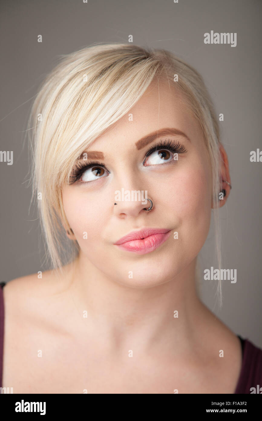 Fille Blonde Adolescente Avec Pinceau De Maquillage Sur Mur Isolé