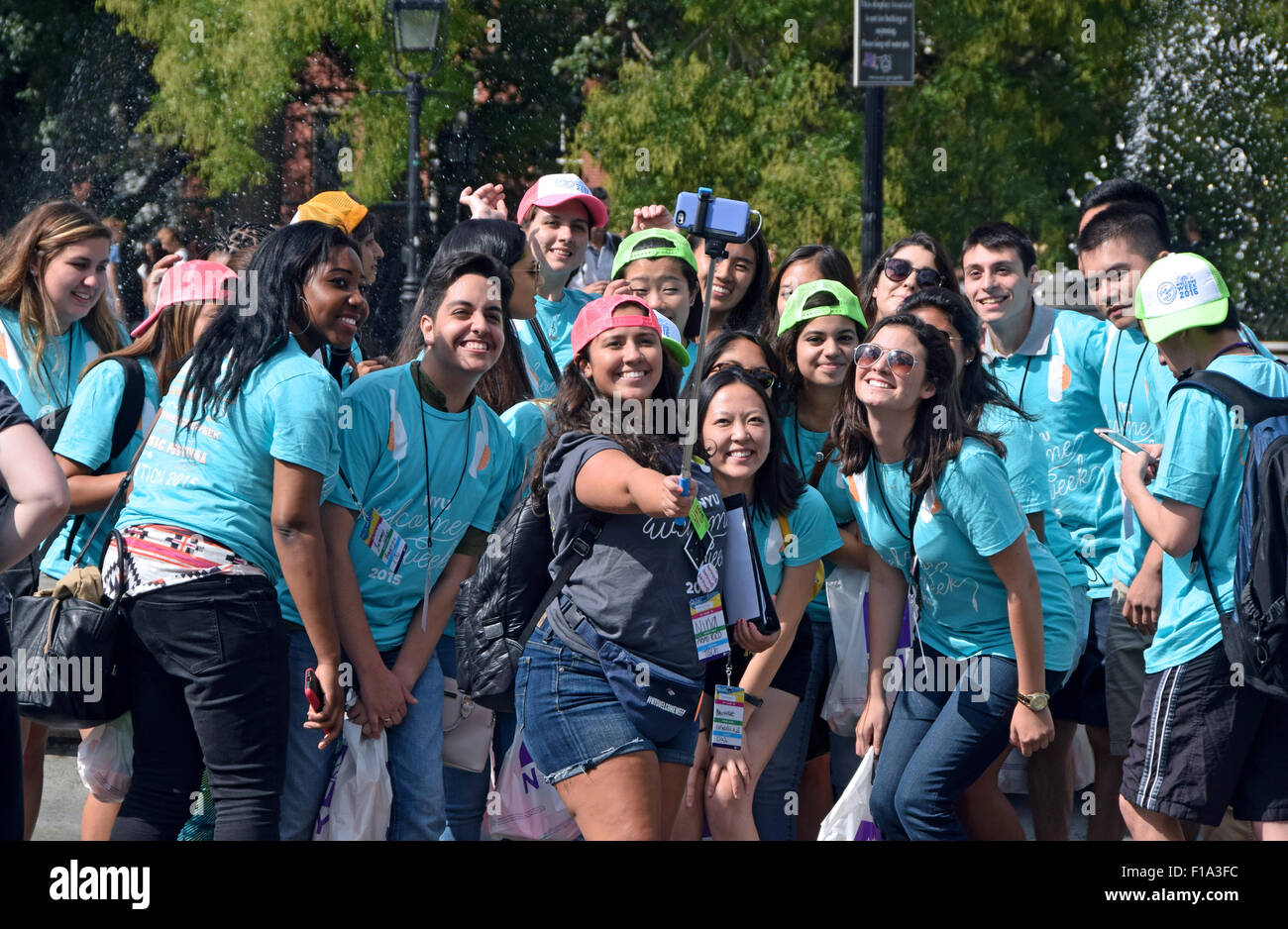 Les étudiants de la NYU & greeters pour les nouveaux étudiants posent pour une en selfies Washington Square Park à New York City Banque D'Images