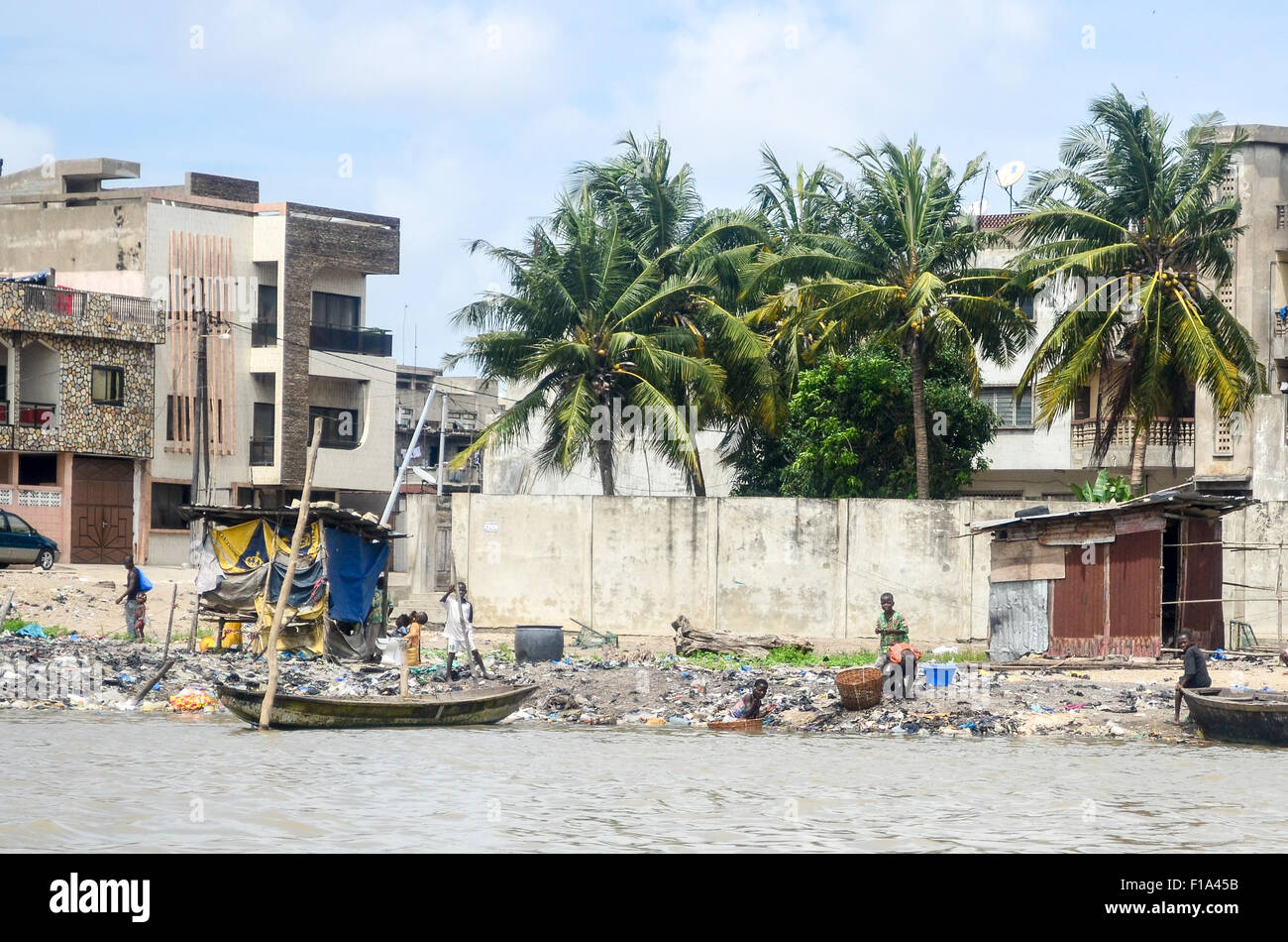 Fleuve Ouémé polluée à Cotonou, Bénin Banque D'Images