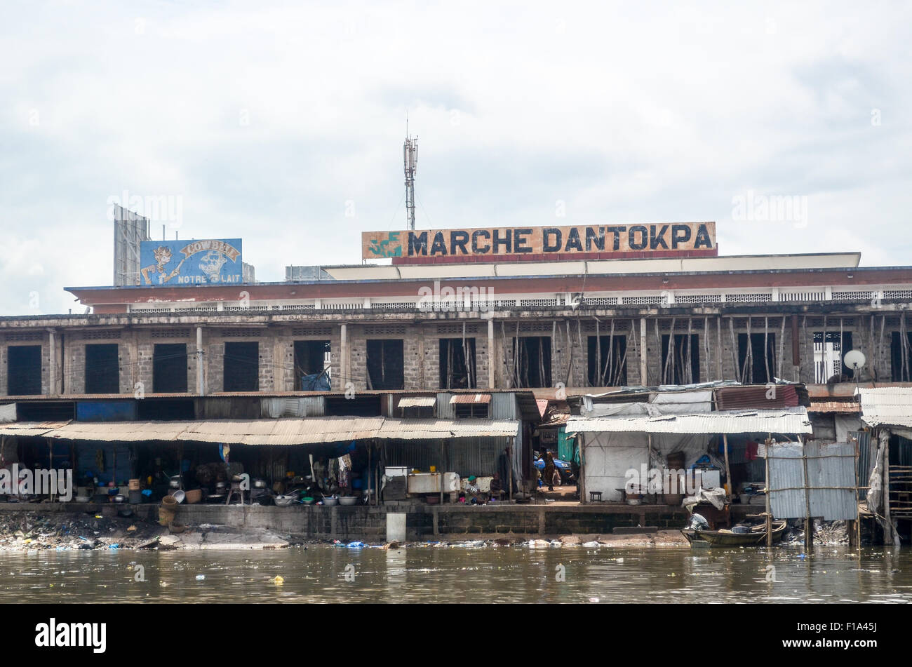 Côté sale de marché Dantokpa à Cotonou, Bénin, de l'Ouémé river Banque D'Images
