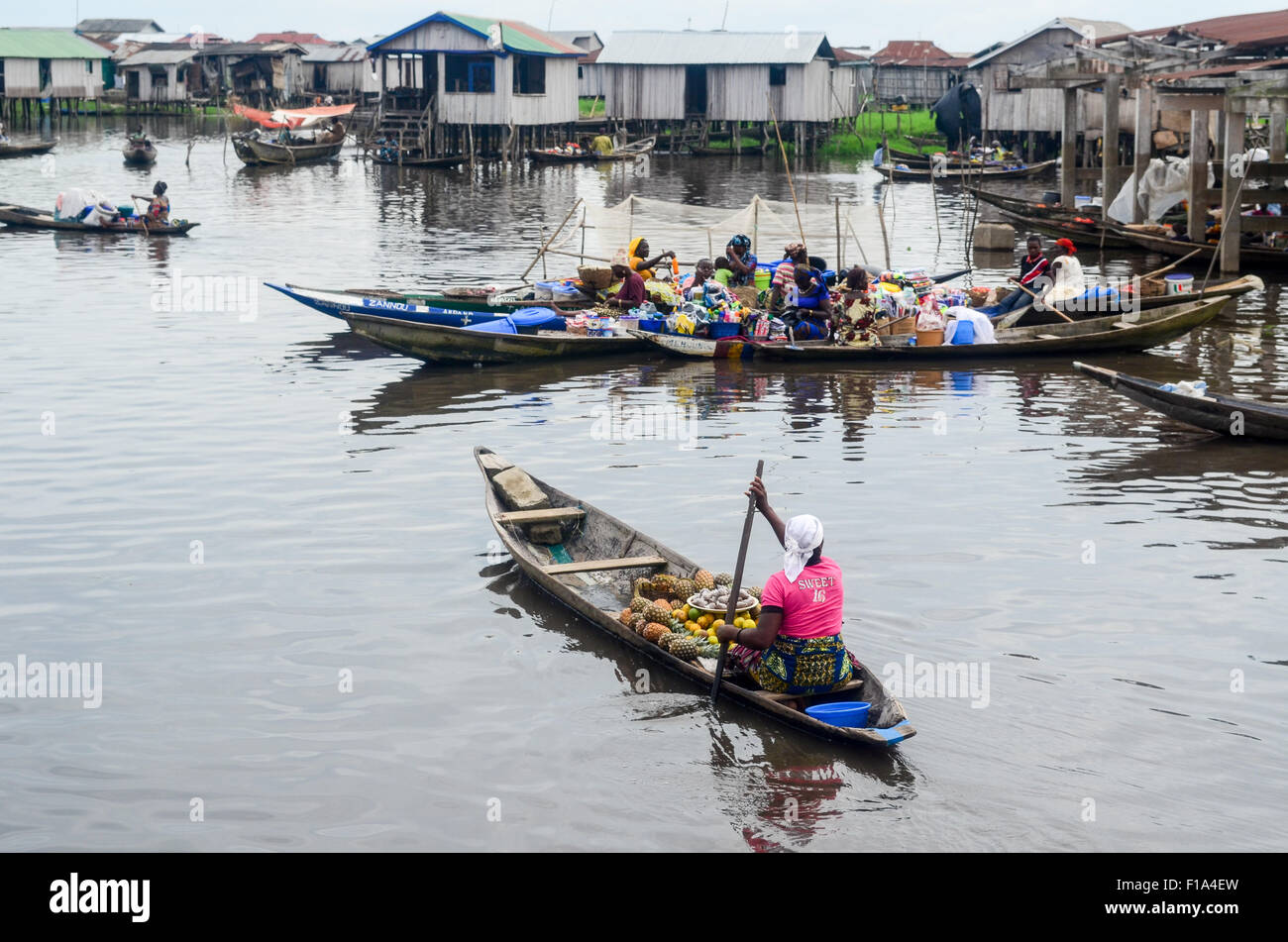 Mesdames la vente de fruits sur une pirogue à Ganvié, la "Venise de l'Afrique", village de maisons sur pilotis sur un lac près de Cotonou au Bénin Banque D'Images