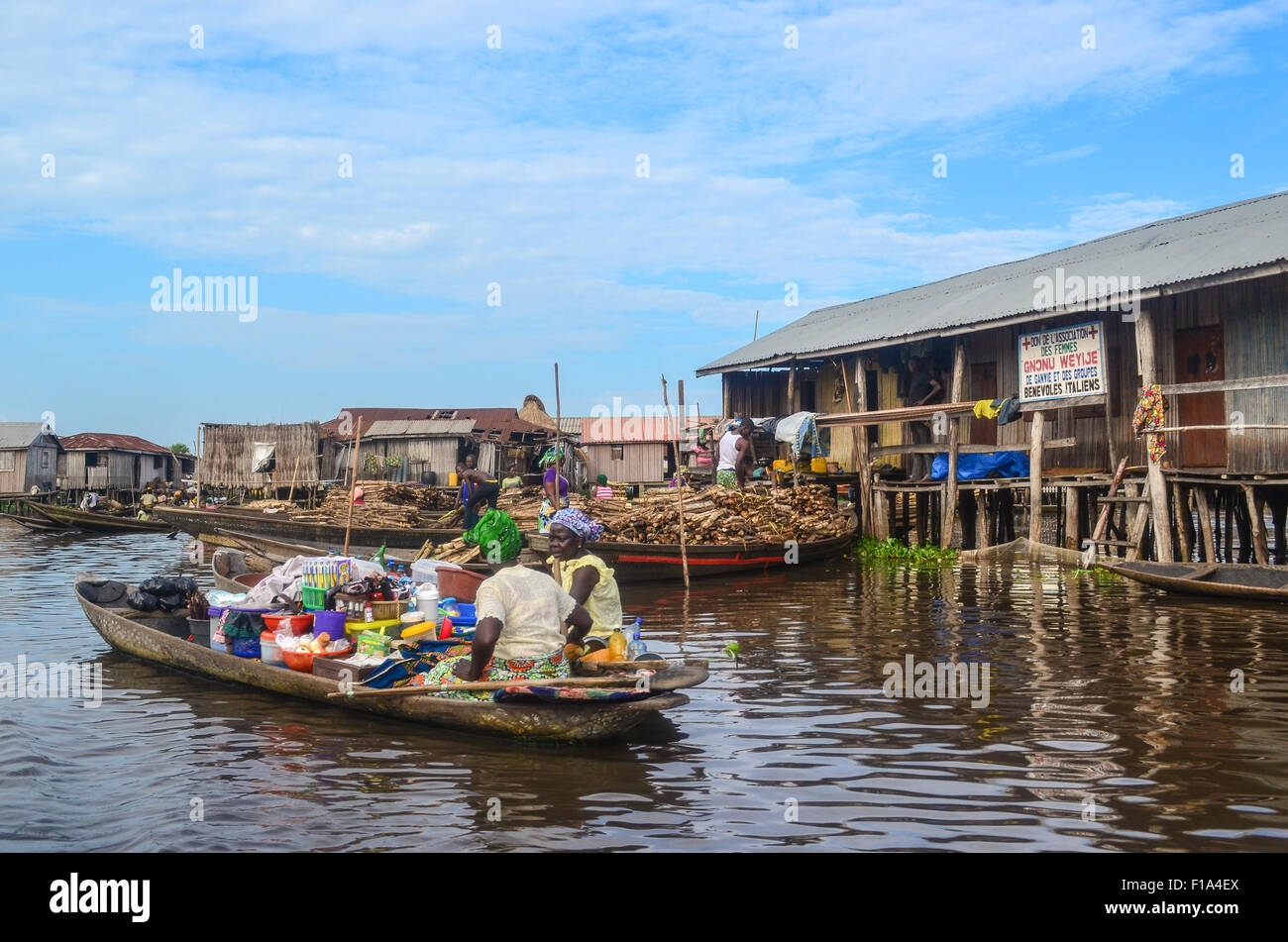 Mesdames vendent des choses sur une pirogue à Ganvié, la "Venise de l'Afrique", village de maisons sur pilotis sur un lac près de Cotonou au Bénin Banque D'Images