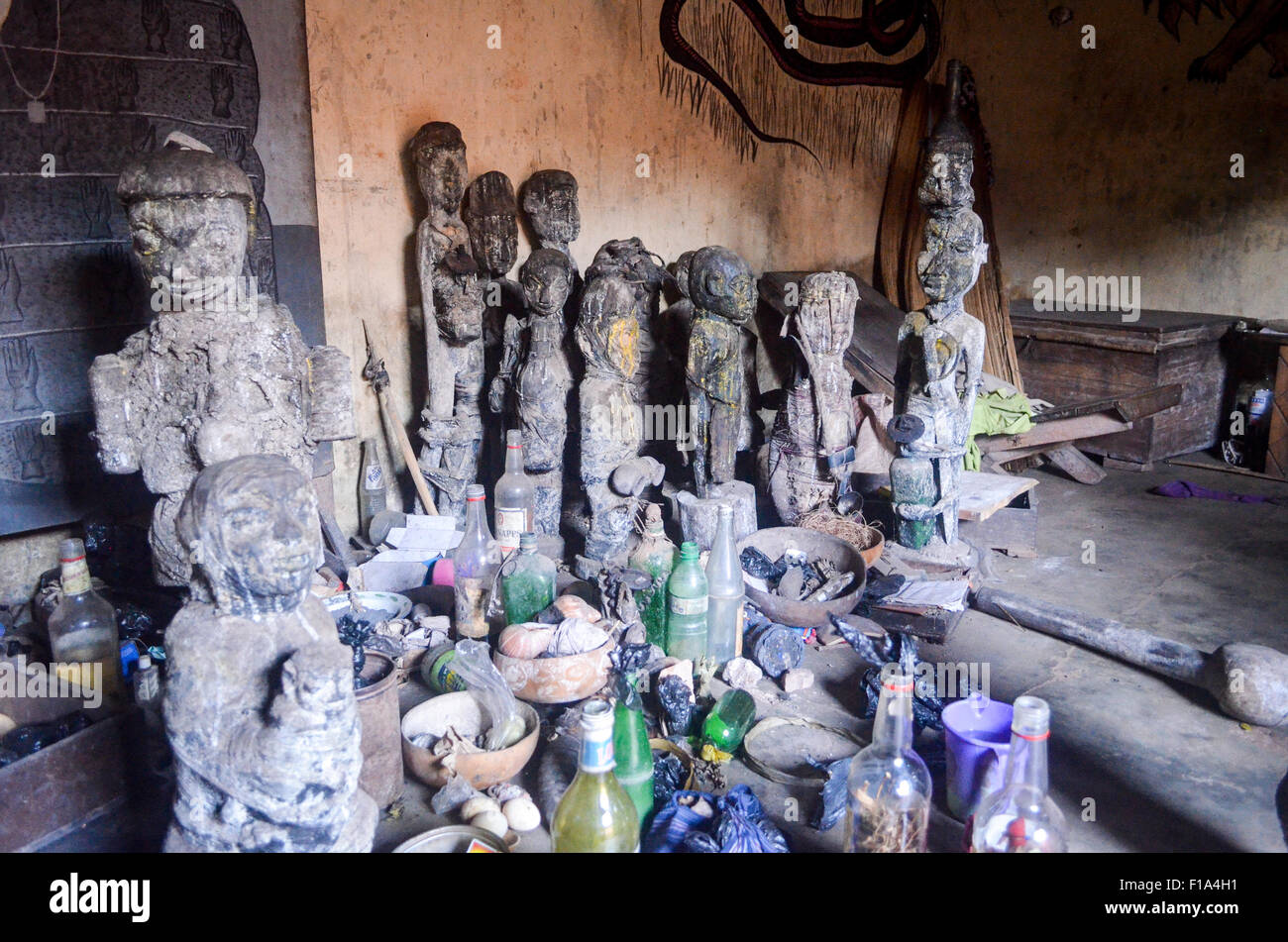 Statues vaudou utilisée pour cérémonies vaudou à Abomey, Bénin Banque D'Images