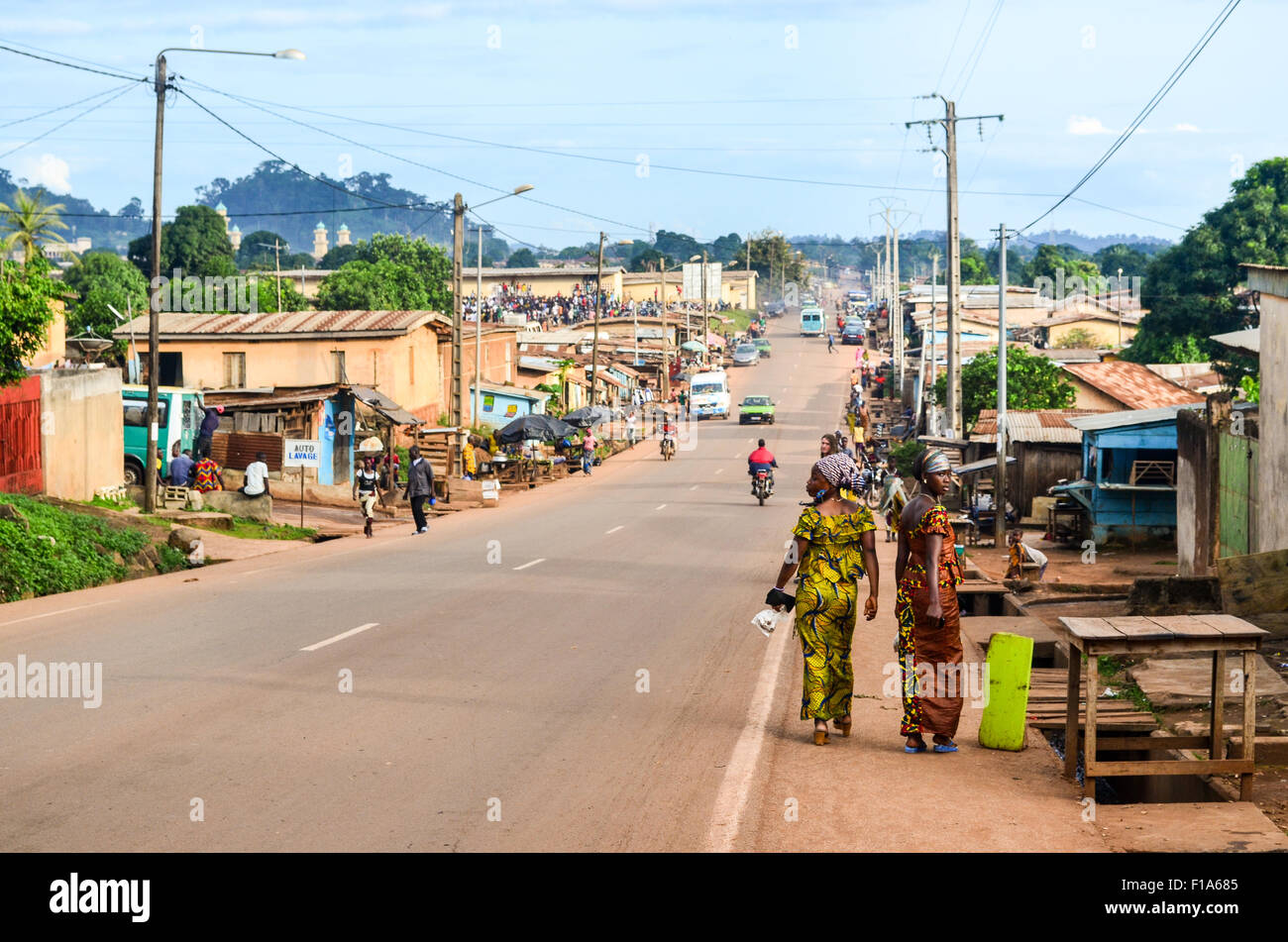 Deux femmes africaines à marcher le long de la route principale dans l'homme, Côte d'Ivoire Banque D'Images