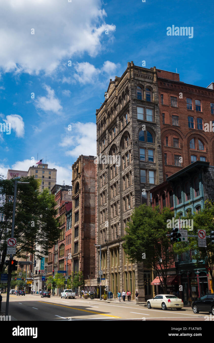 Une vue sur les bâtiments historiques le long de Pittsburgh's Liberty Avenue, montrant le contraste de style architectural dans le centre-ville. Banque D'Images