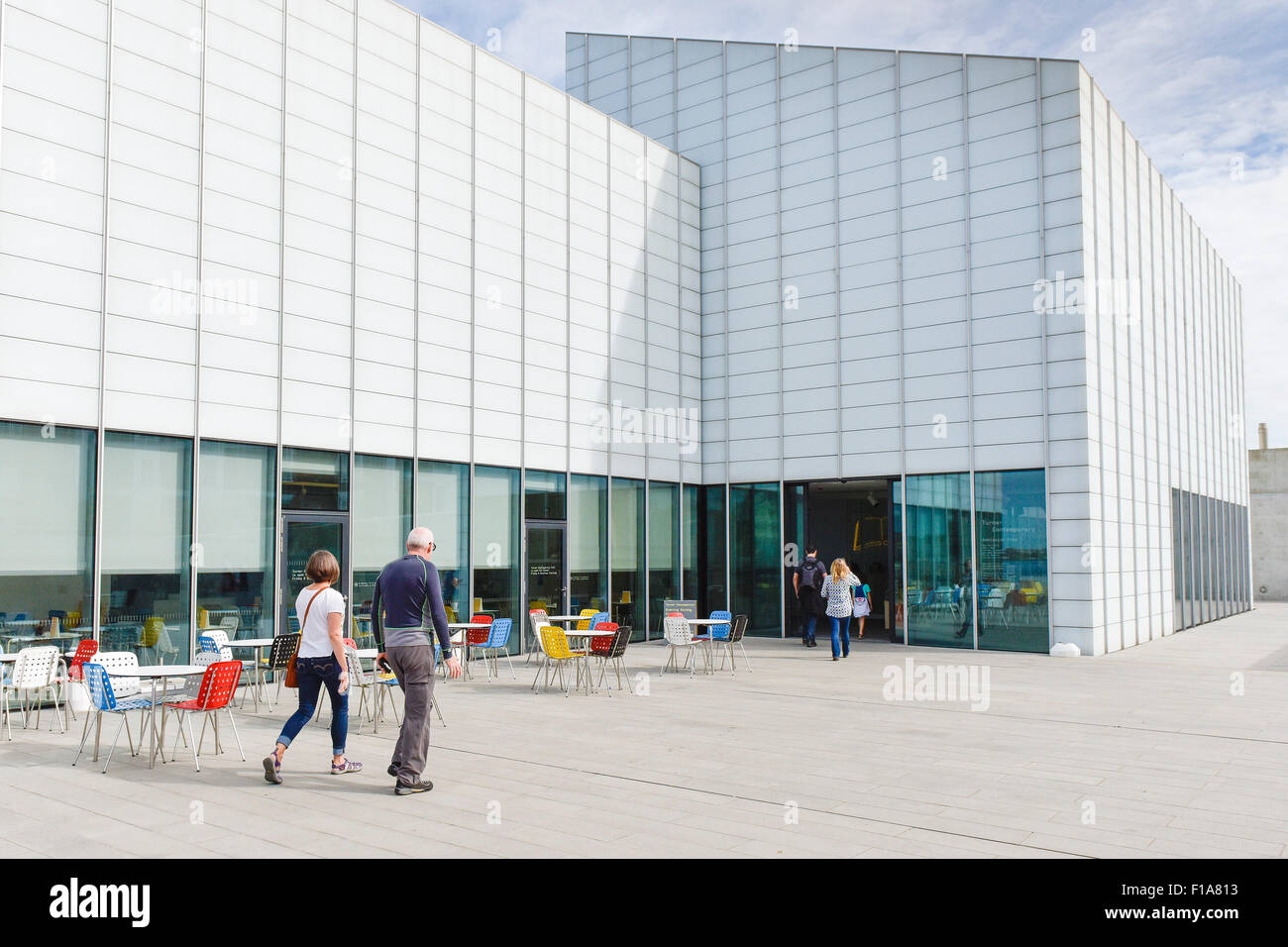 Les personnes entrant dans le Turner Contemporary Gallery à Margate, Kent. Banque D'Images