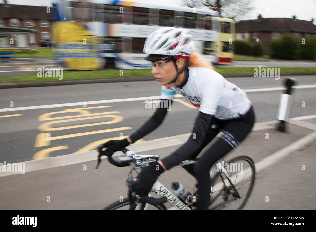 Course cycliste féminine le long d'une large voie cyclable sur Lewes Road, Brighton Banque D'Images