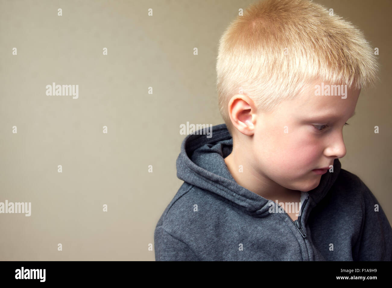 Enfant triste en colère en colère (garçon, kid) portrait Banque D'Images