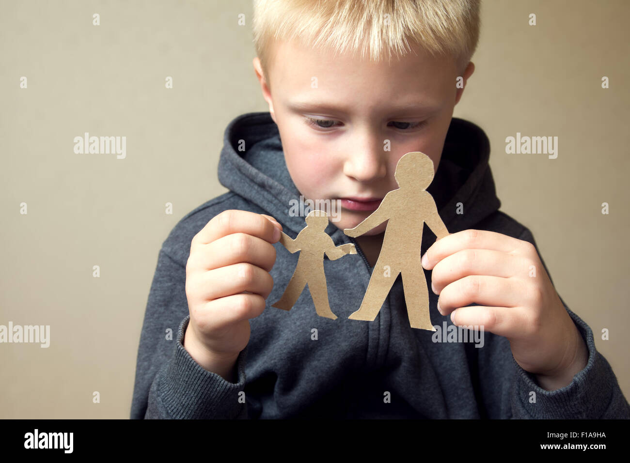 Enfant confus avec papier coupe père et fils, problèmes familiaux, divorce, garde, concept souffrir Banque D'Images