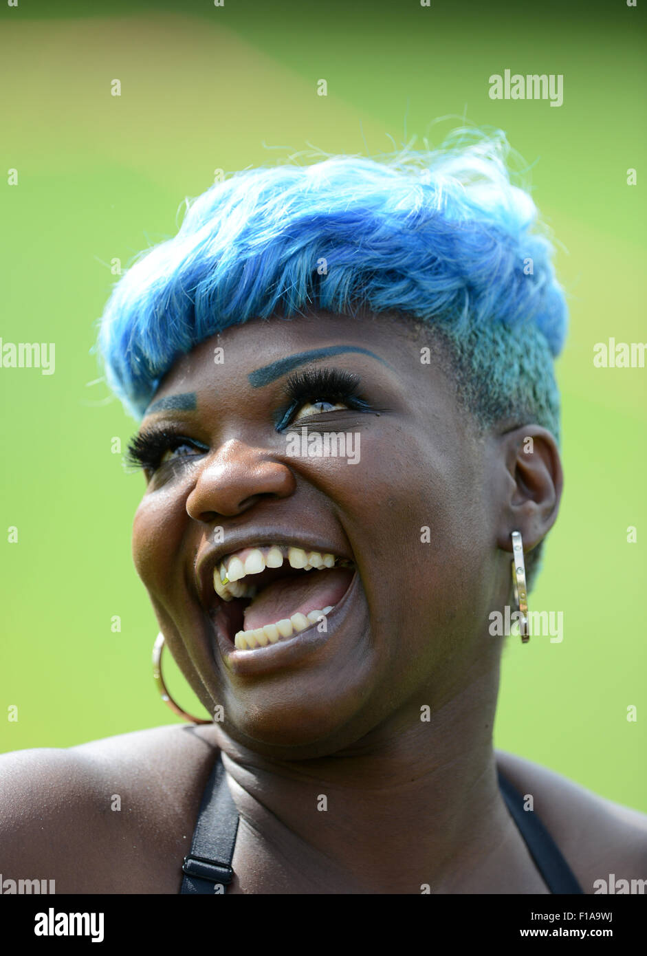 Happy smiling woman avec cheveux teints en bleu Uk Banque D'Images