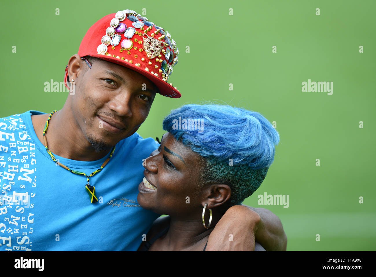 Happy smiling couple homme et femme avec cheveux teints en bleu Uk Banque D'Images