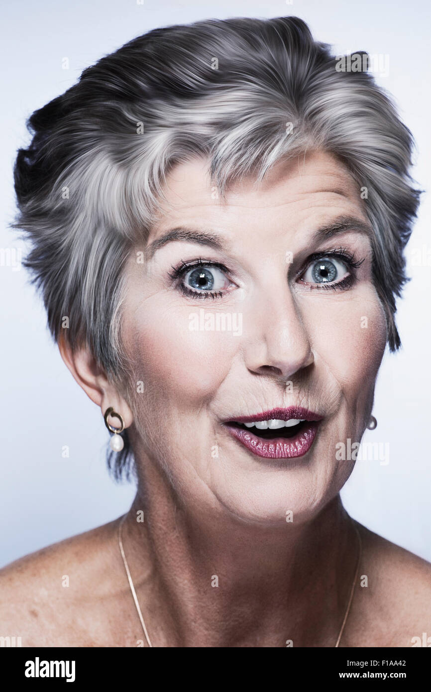 Une couleur head shot of a European blanc femme age de 50 ans et plus. Banque D'Images