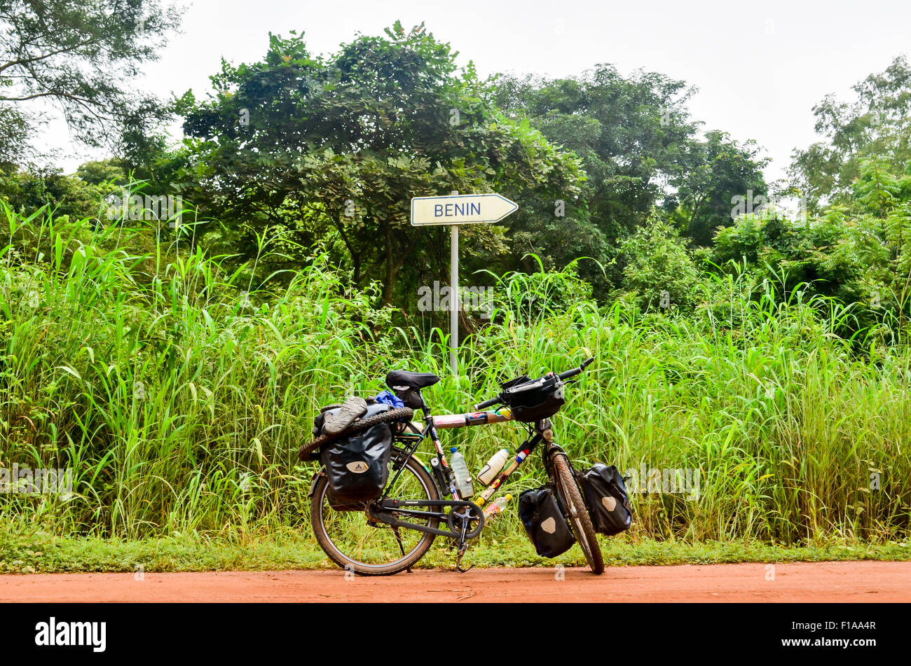 Location à la frontière entre le Togo et le Bénin, lecture signe Bénin Banque D'Images