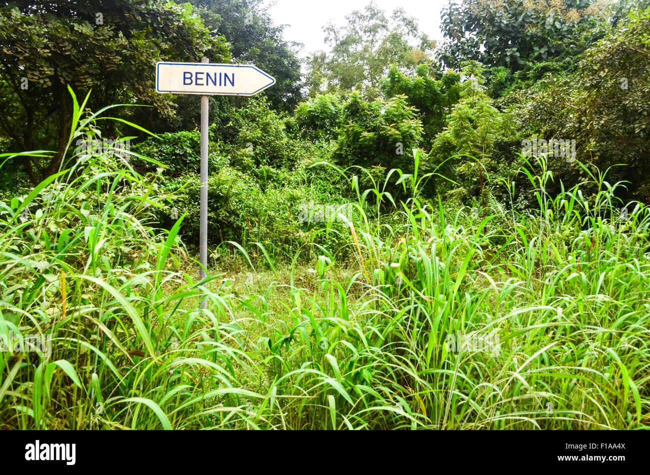 Panneau Bénin à la frontière entre le Togo et le Bénin Banque D'Images