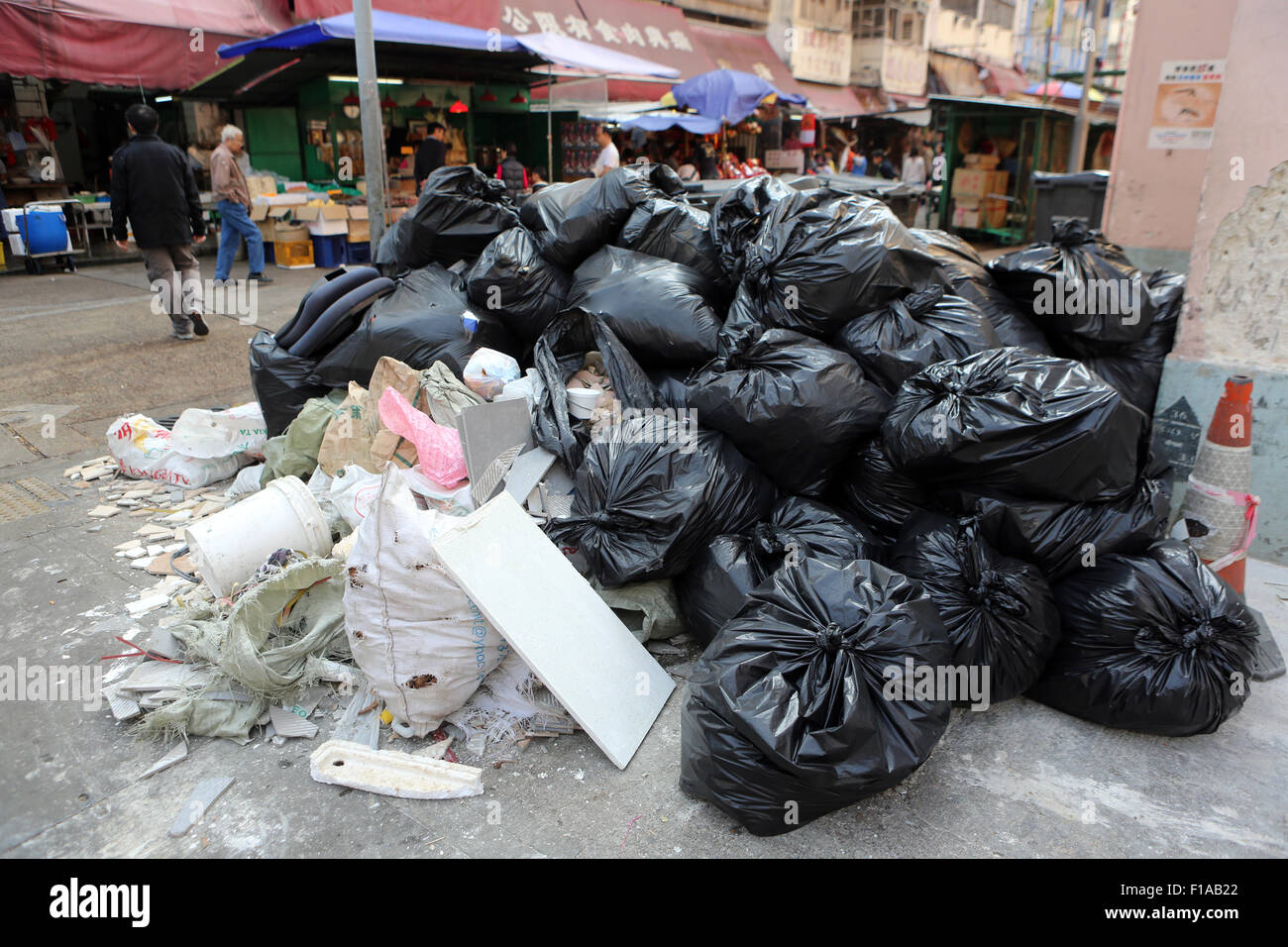 Hong Kong, Chine, plein de sacs à déchets sur une rue Banque D'Images