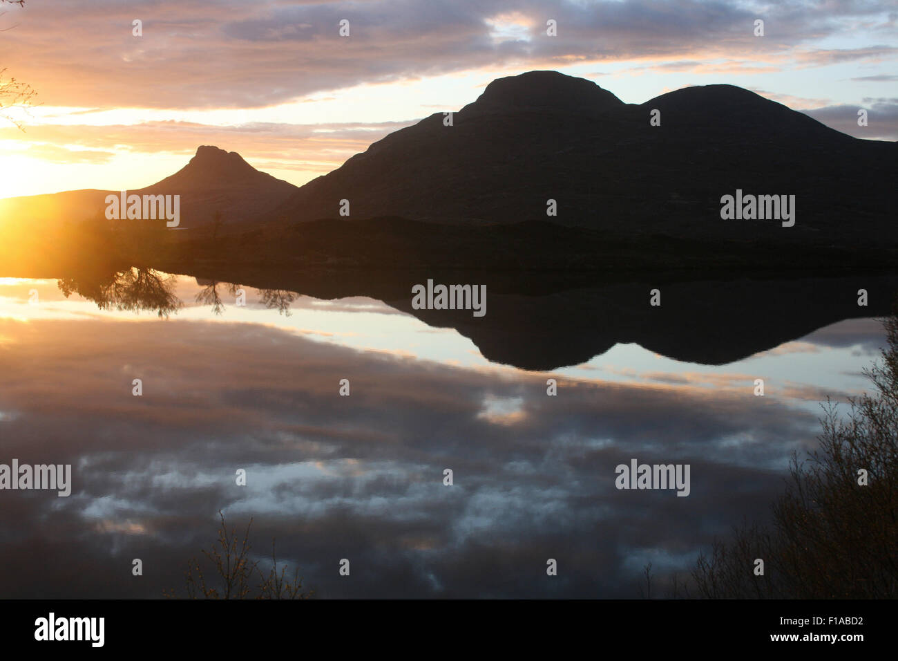 Coucher de soleil sur les collines Coigach, Ross-shire, Scotland Banque D'Images