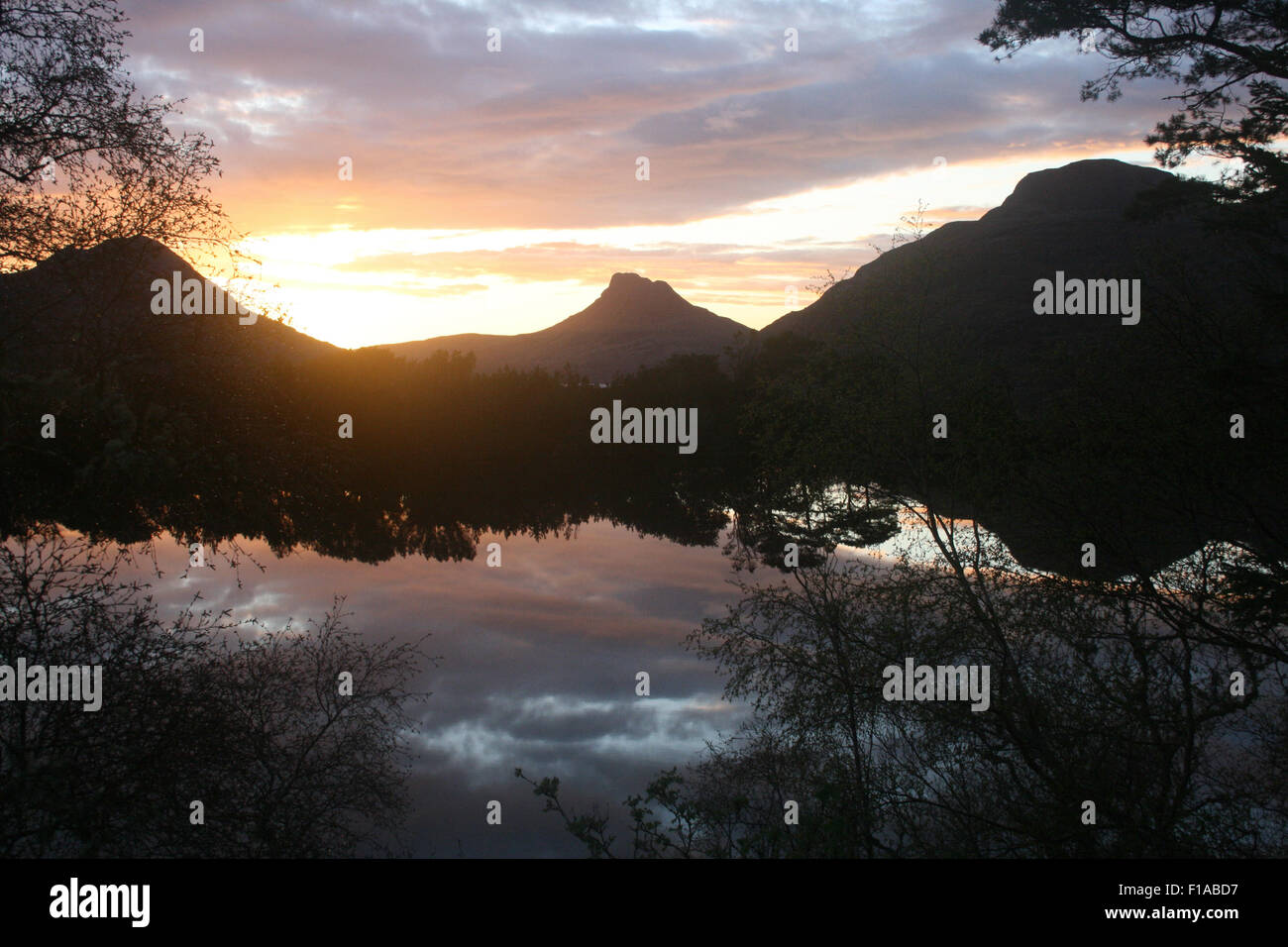 Coucher de soleil sur les collines Coigach, Ross-shire, Scotland Banque D'Images