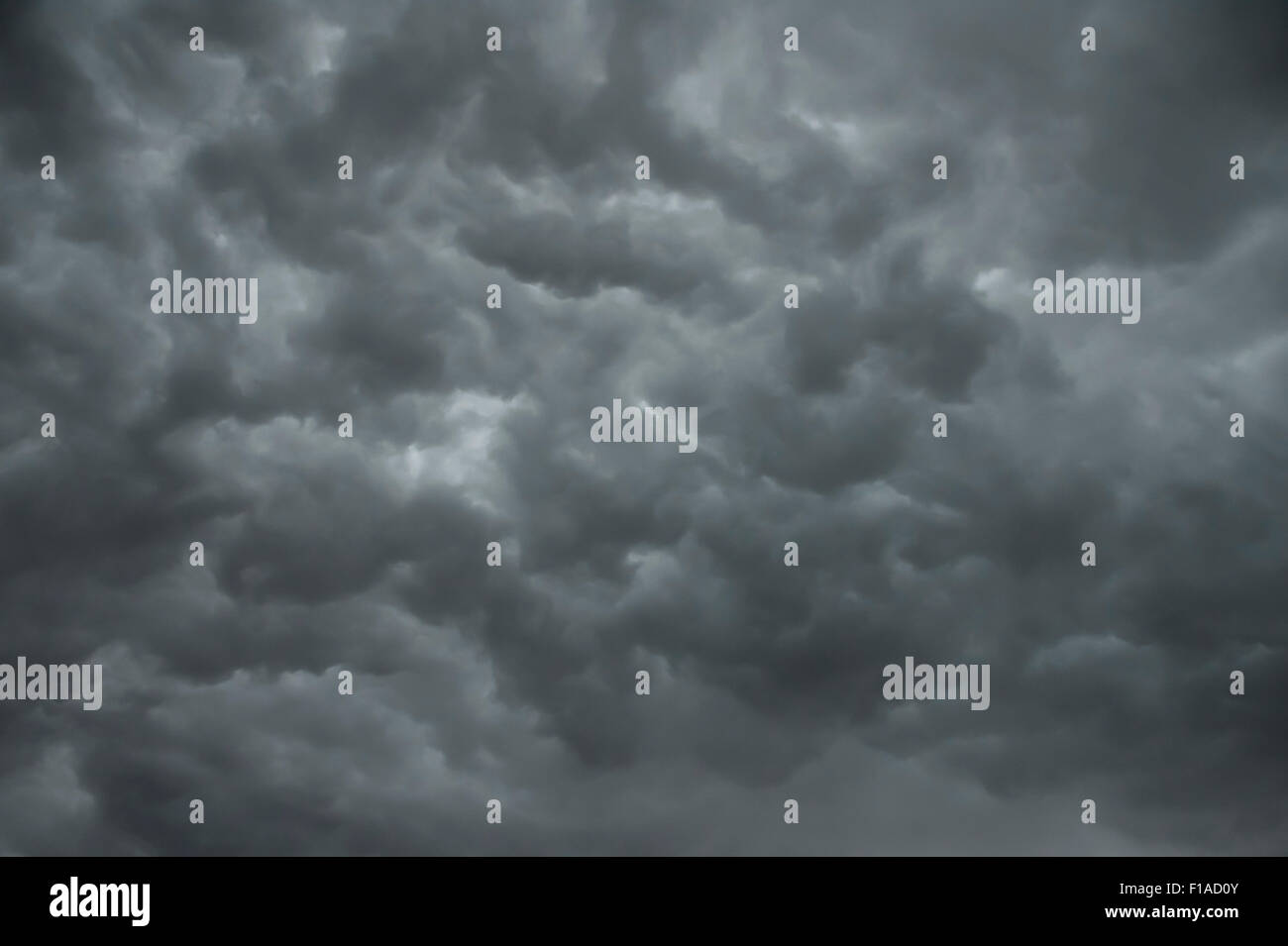 Les nuages de tempête sombre Banque D'Images
