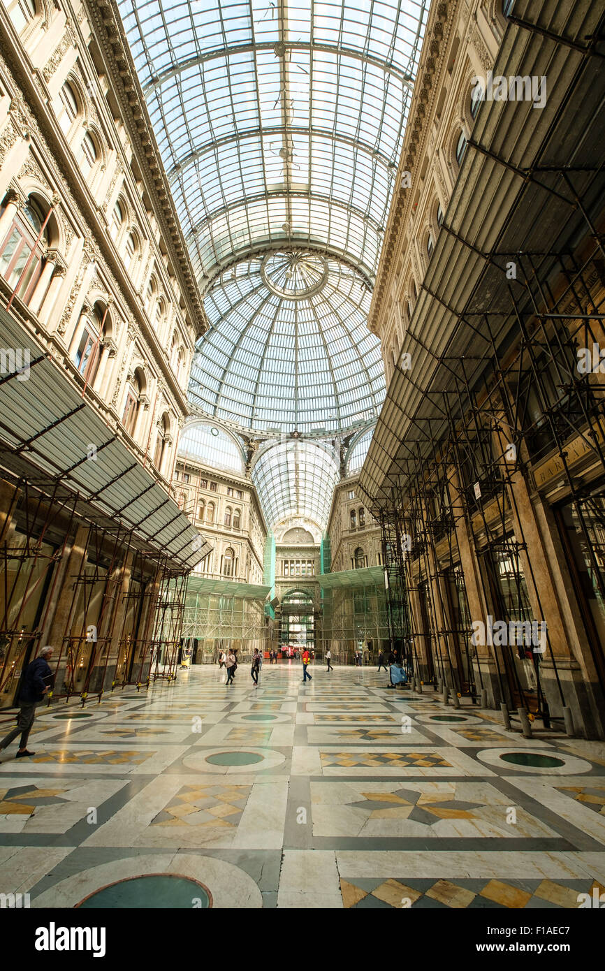 Shopping mall interior Naples, Italie Photo Stock - Alamy