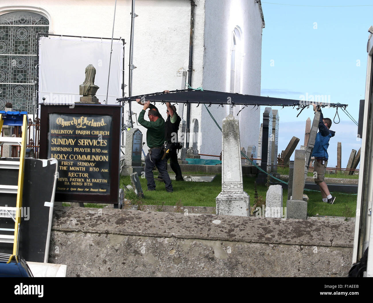 Ballintoy, Co Antrim, UK. 31 août, 2015. cast de 'la cité perdue de Z' Le tournage est en cours dans le village de Ballintoy dans Co Antrim que Hollywood A Lister, Sienna Miller, Charlie Hunnam, Sienna Buck et Robert Pattinson sont sur le plateau. L'église paroissiale de Ballintoy l'Irlande a été le lieu de la journée. La région a reçu dans le monde presse sur les précédents le tournage de Game of Thrones près du même endroit. Crédit : Steven McAuley/Alamy Live News Banque D'Images