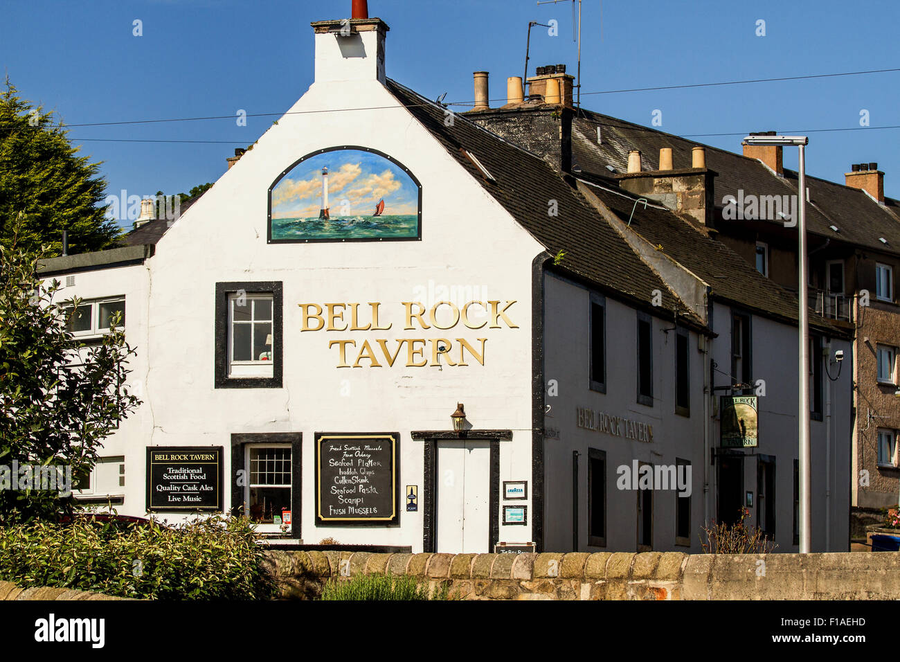 Le Bell Rock Tavern est.1876 est un pub écossais traditionnel par les anciens ports du comté de Fife Tayport, UK Banque D'Images