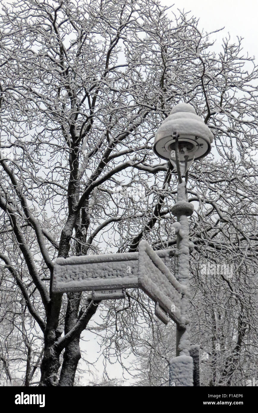 Berlin, Allemagne, ajouté a neigé la signalisation routière sur un lampadaire Banque D'Images