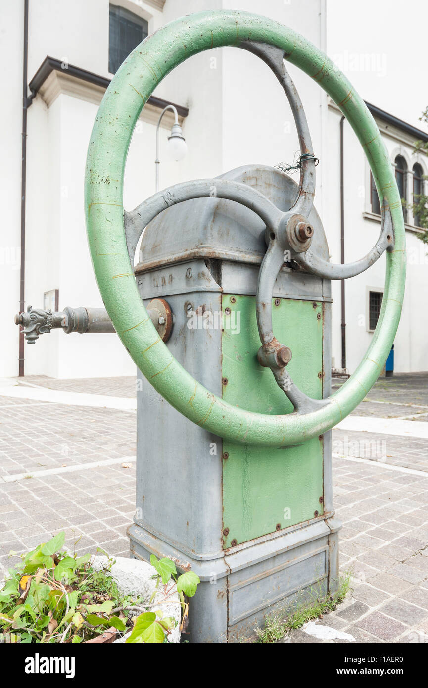 Ancienne pompe à eau, avec l'opération de roue à Banque D'Images