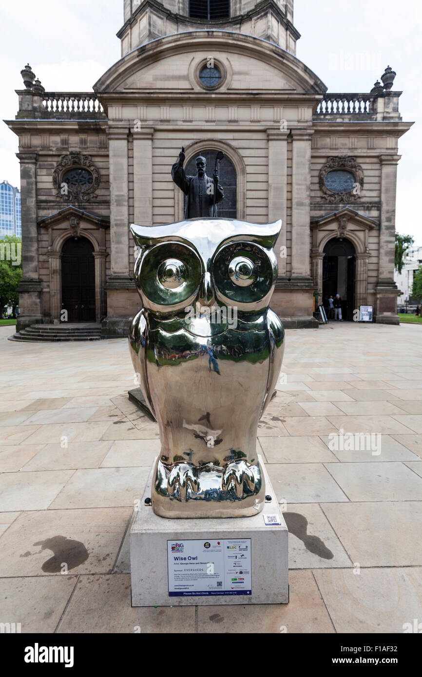 La sculpture de la chouette « Wise Owl » devant la cathédrale St Philip, qui fait partie du Big Hoot Birmingham 2015, en Angleterre Banque D'Images