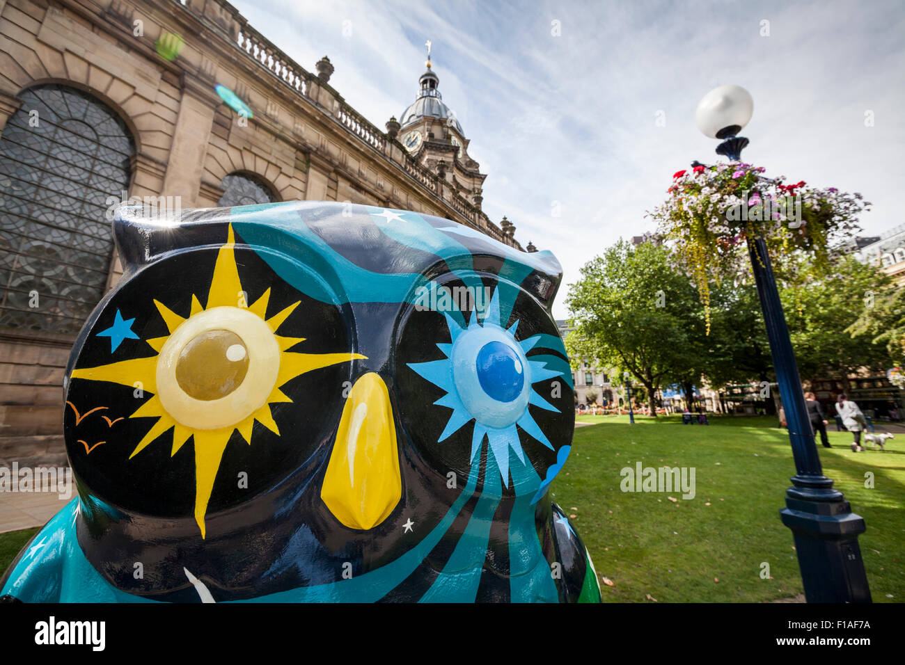 La sculpture « One Giant Hoot for Owlkind » Owl en dehors de la cathédrale St Philip, qui fait partie du Big Hoot Birmingham 2015, en Angleterre Banque D'Images