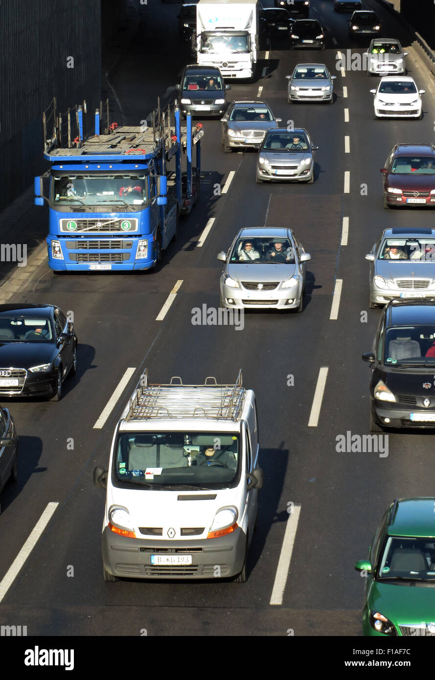 Berlin, Allemagne, l'heure de pointe sur l'autoroute A100 en hauteur Kaiserdamm Banque D'Images