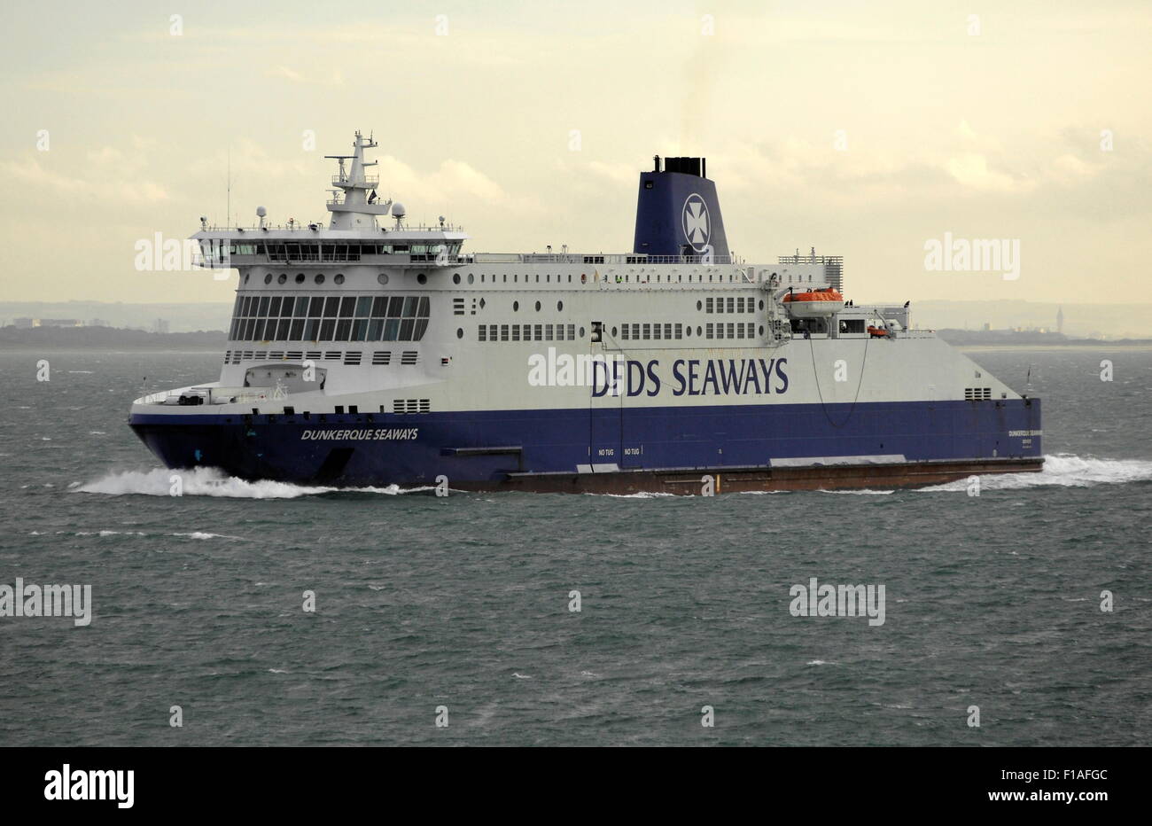 AJAXNETPHOTO. Juillet 22, 2015. Canal, Angleterre.- CROSS CHANNEL VOITURE ET FERRY DUNKERQUE SEAWAYS. PHOTO:JONATHAN EASTLAND/AJAX REF:D152307 5824 Banque D'Images