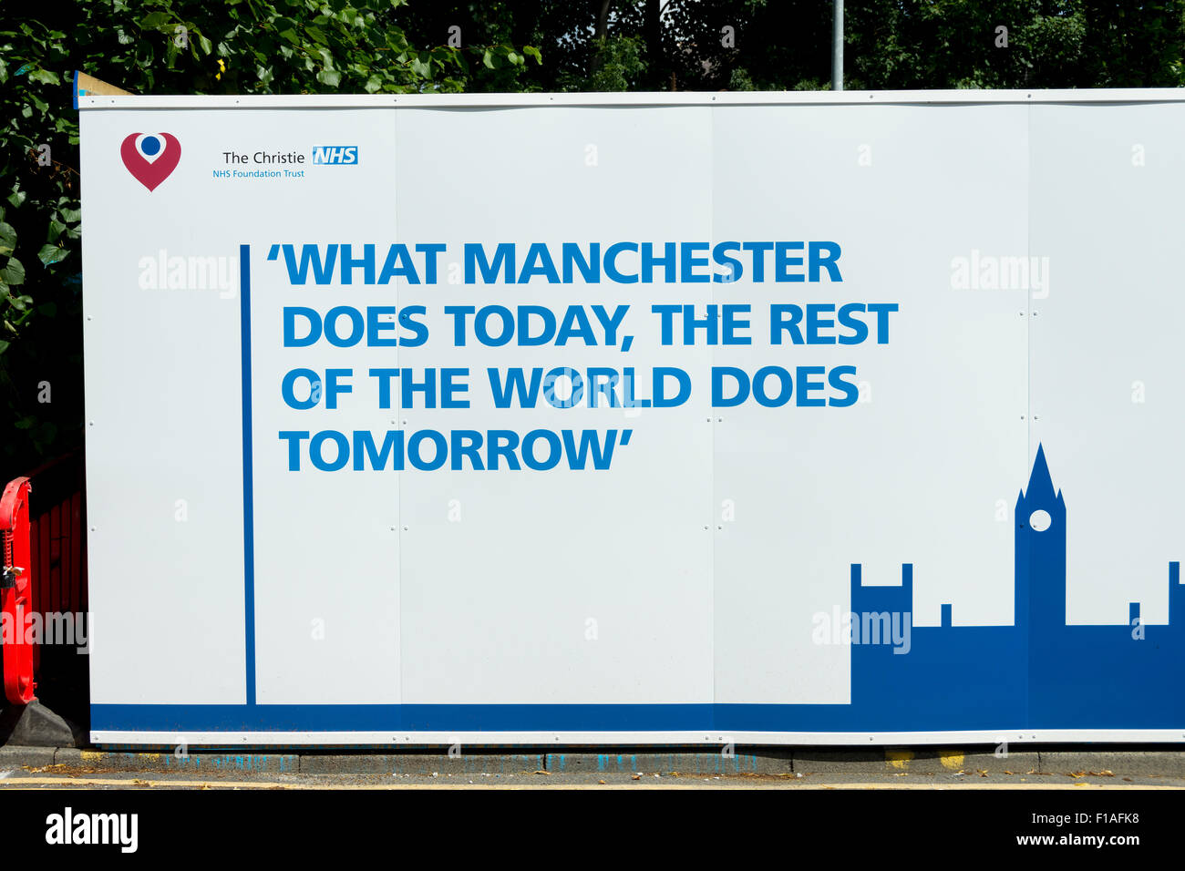 Avec un panneau publicitaire bien connu Manchester citer, sur un chantier à Christie's Hospital, Manchester, UK Banque D'Images