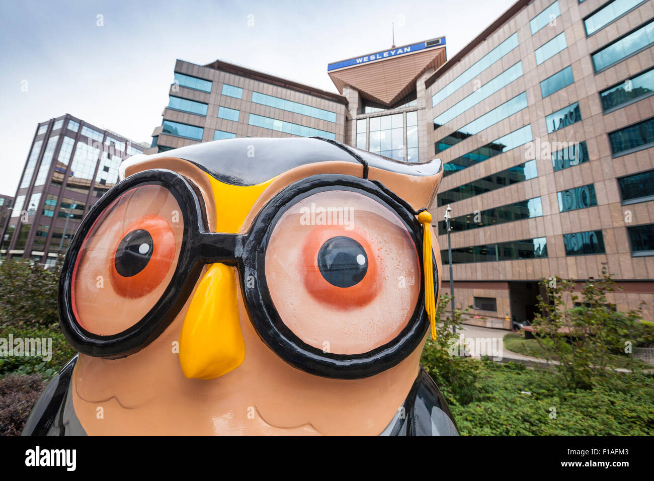 La sculpture « Graduate » Owl à l'extérieur du bâtiment Wesleyan à Colmore Circus Queensway, une partie du Big Hoot Birmingham 2015, en Angleterre Banque D'Images