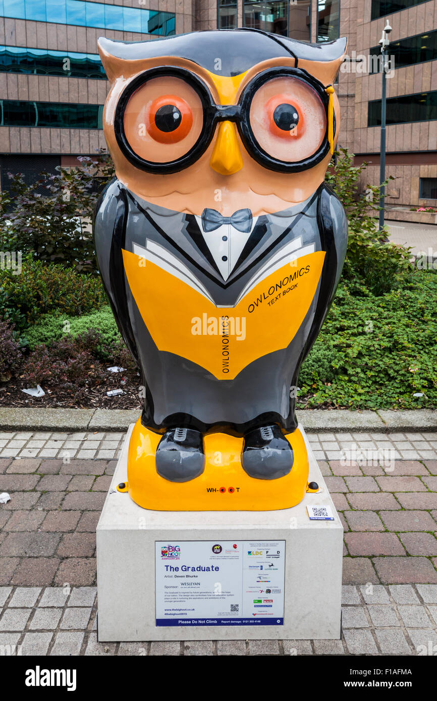 La sculpture « Graduate » Owl à l'extérieur du bâtiment Wesleyan à Colmore Circus Queensway, une partie du Big Hoot Birmingham 2015, en Angleterre Banque D'Images