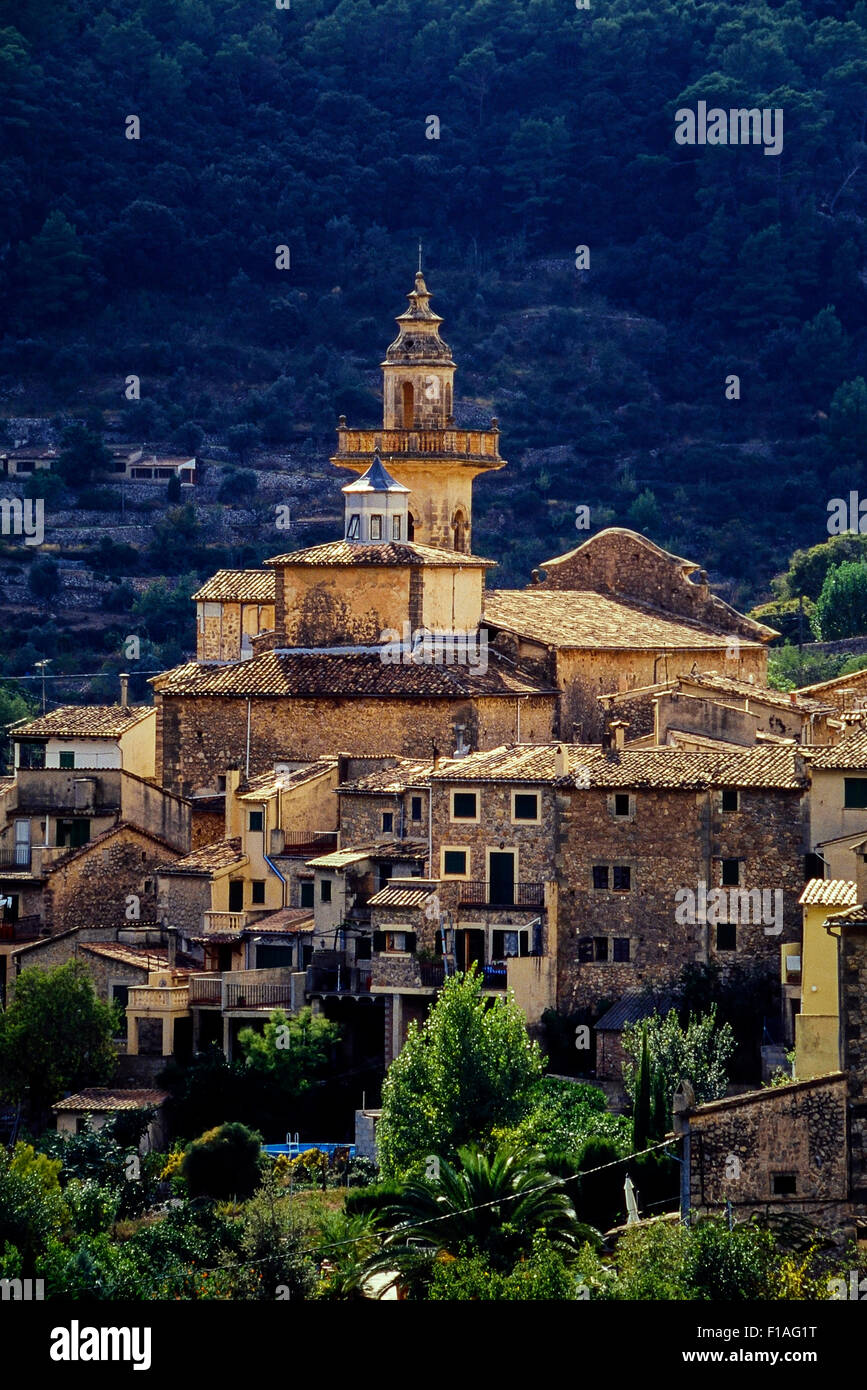 Le joli village à flanc de colline de Valldemossa. Région Comarca, Serra de Tramuntana, Majorque. Îles Baléares. Espagne. Europe Banque D'Images