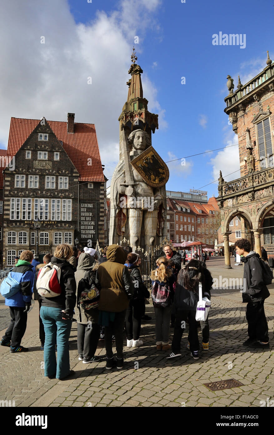 Bremen, Allemagne, les gens regardent le Bremer Roland Banque D'Images