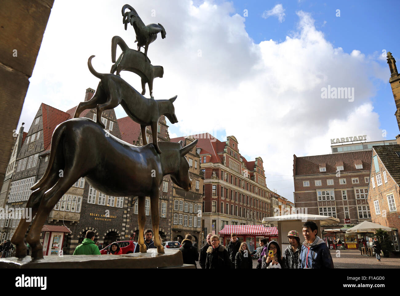 Bremen, Allemagne, les gens regardent la sculpture du musiciens de Brême Banque D'Images