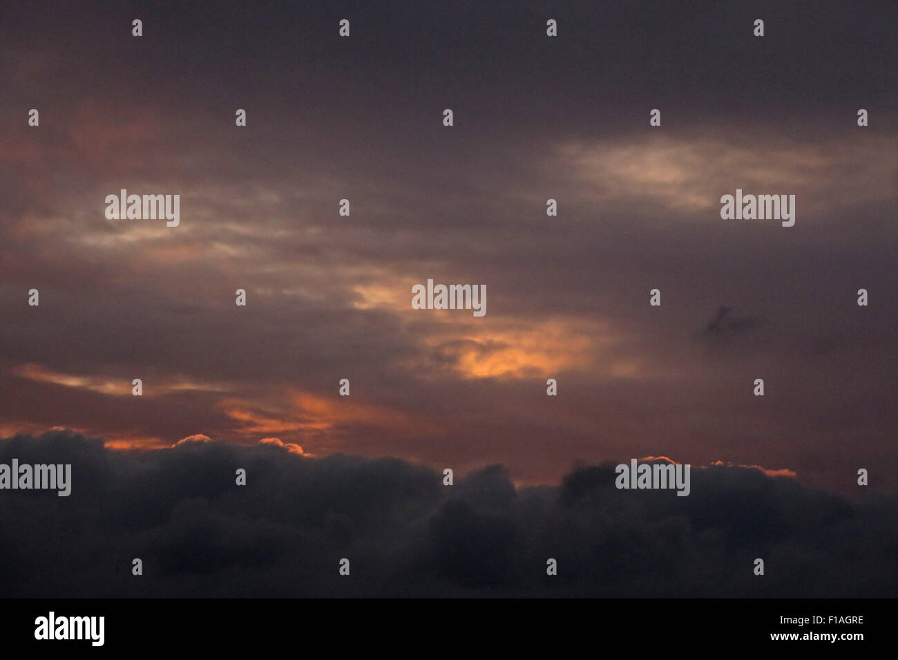 Berlin, Allemagne, cumulus (avant) et les stratus au crépuscule Banque D'Images