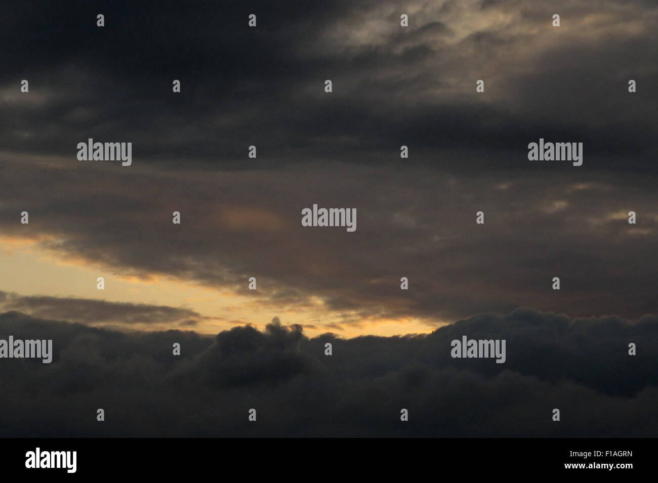 Berlin, Allemagne, cumulus (avant) et les stratus au crépuscule Banque D'Images