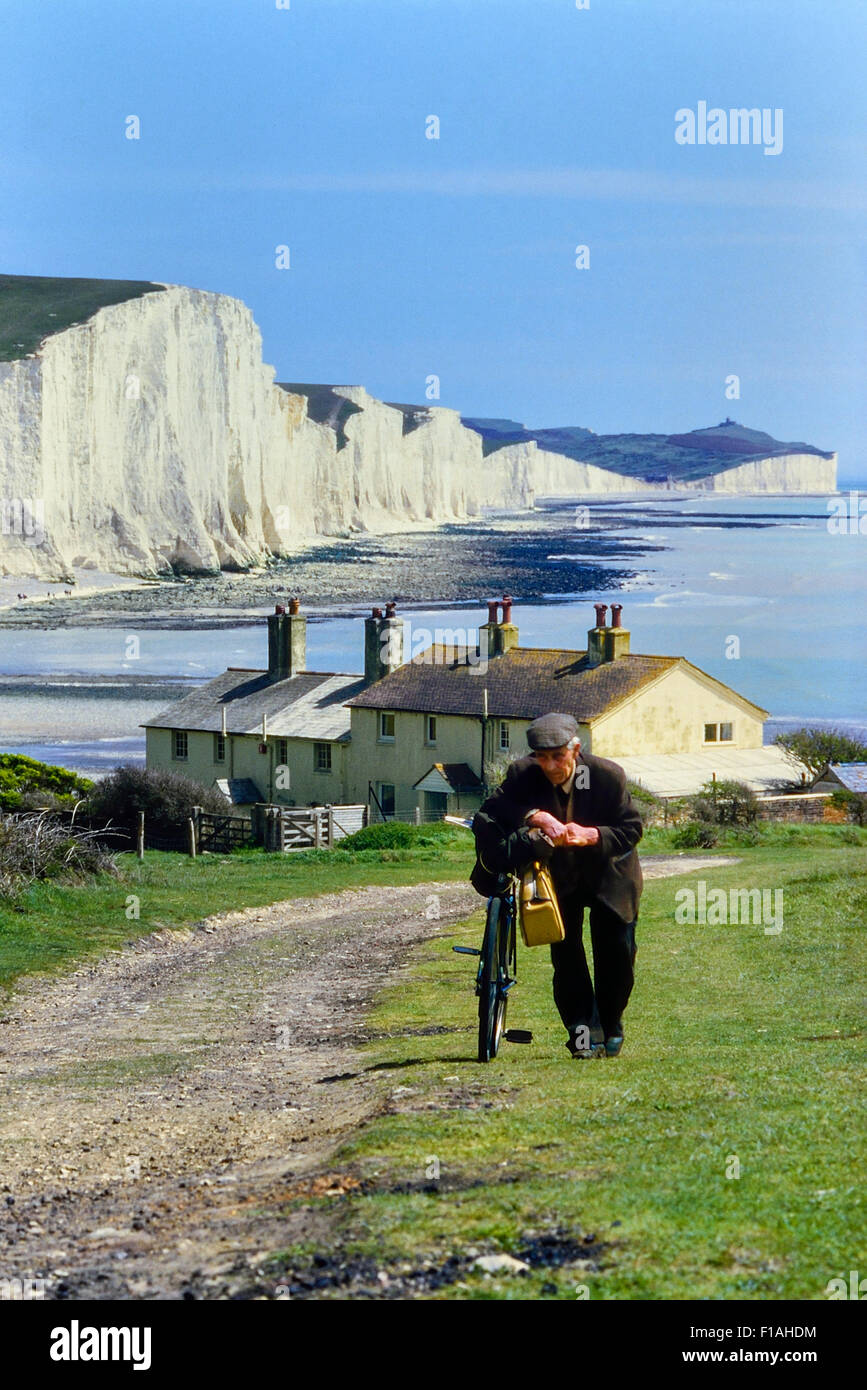 Les falaises de Seven Sisters et la plage de Cuckmere Haven, vues depuis le sentier Seaford Head, qui passe devant une terrasse de chalets de garde-côtes. East Sussex. Angleterre. Banque D'Images