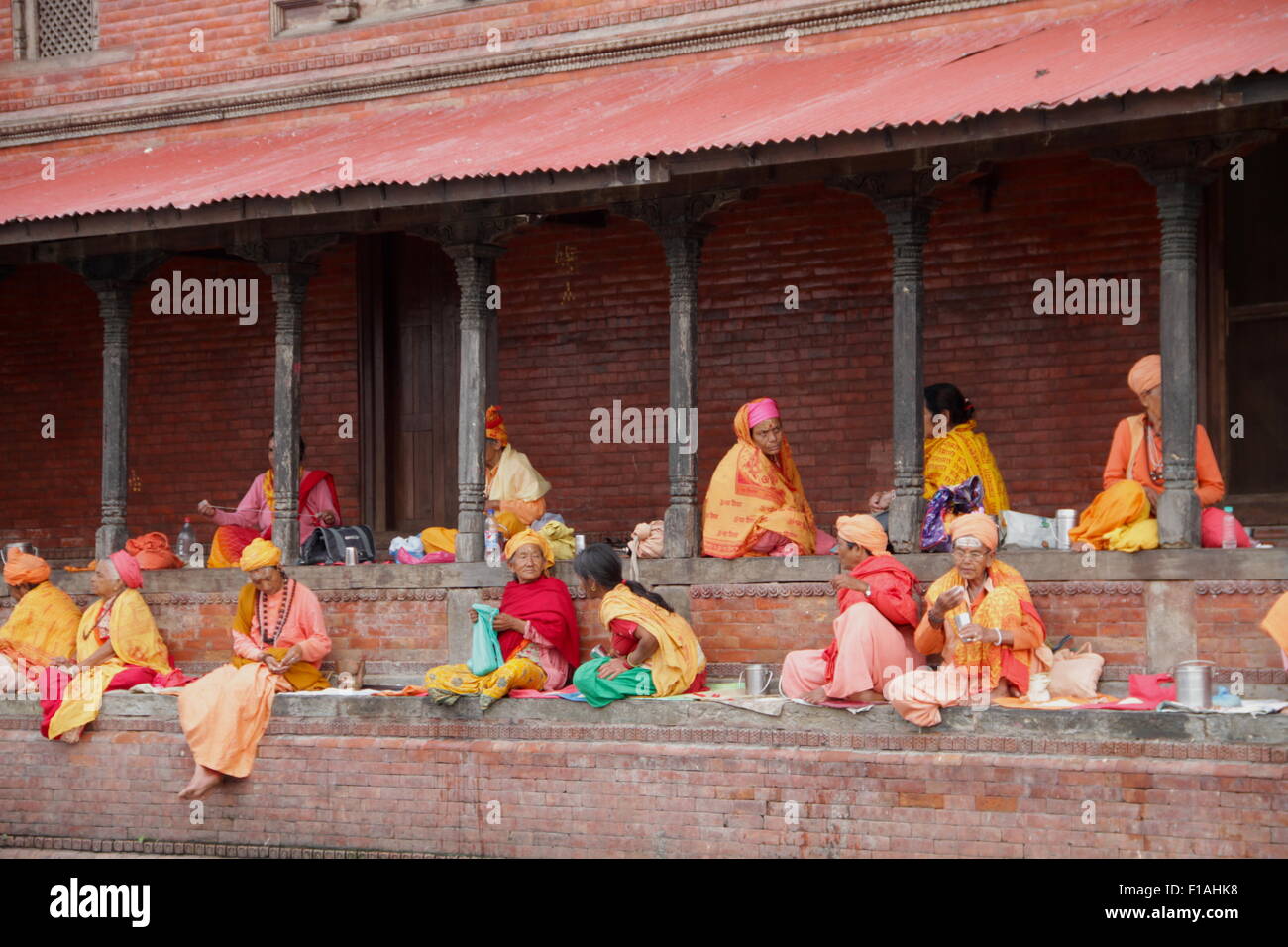 Les femmes au temple de Pashupatinath, Katmandou, Népal Banque D'Images