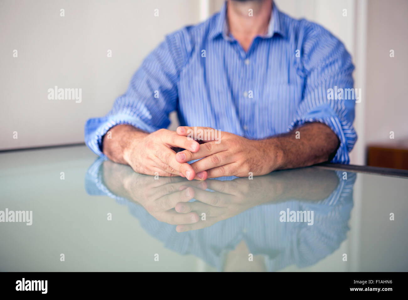 Gros plan du man's mains reposant sur la table Banque D'Images