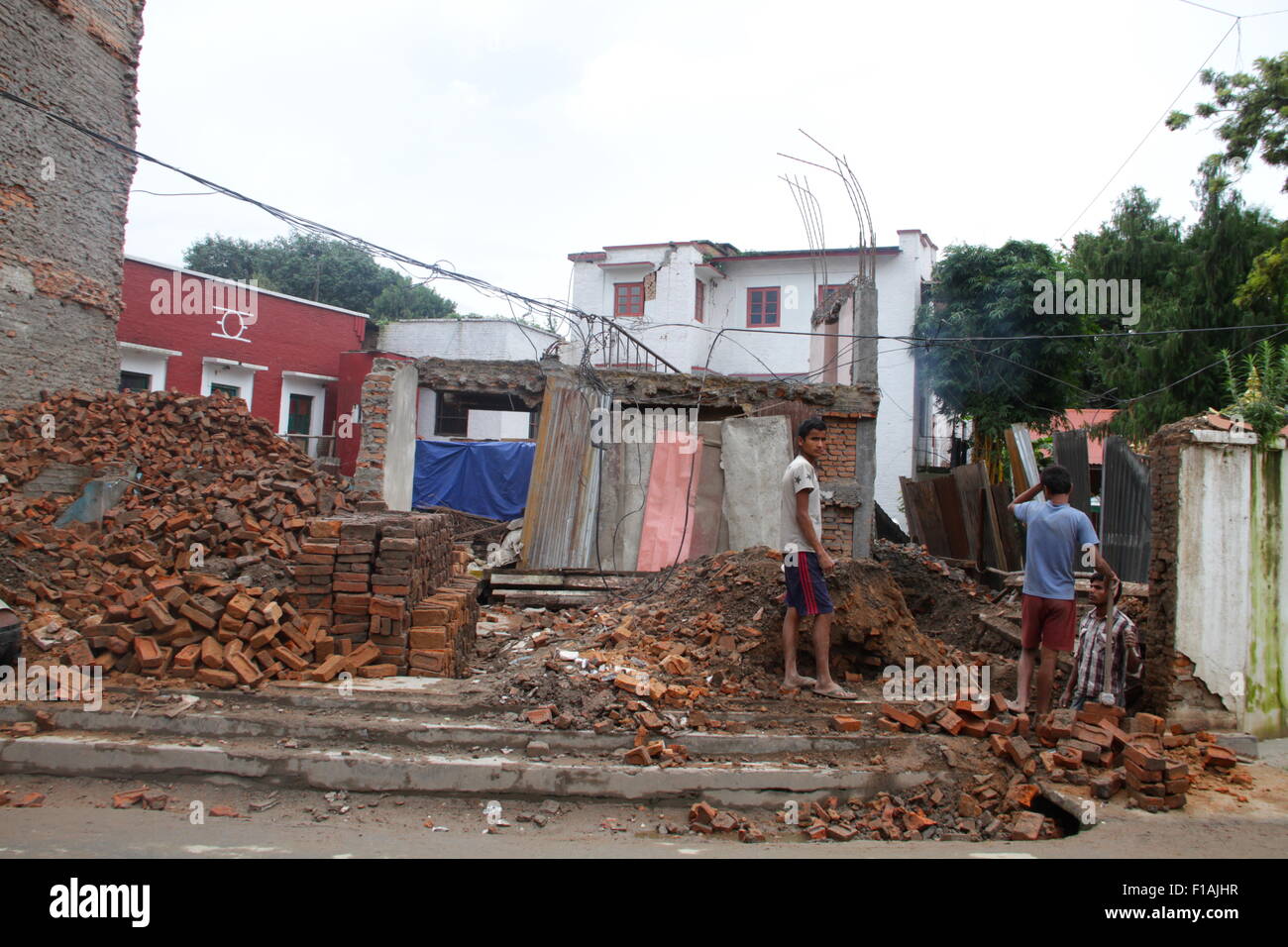 Commencer à construire des maisons dans le centre retour tombé Katmandou 3 mois après le séisme d'avril 2015 Banque D'Images