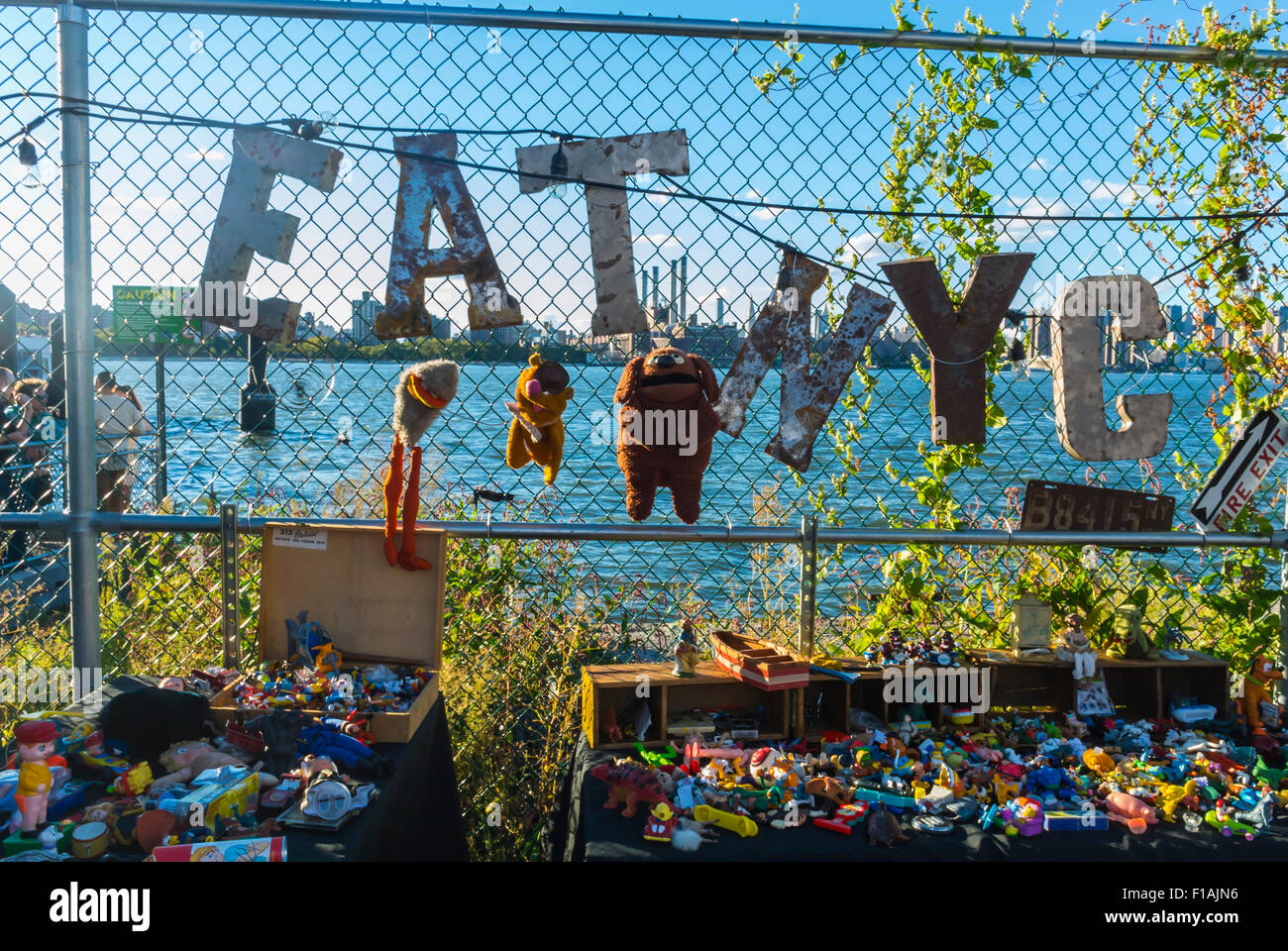 New York City, USA, DUMBO, quartier quartier de Brooklyn, Marché aux Puces Signe, sur l'East River Banque D'Images