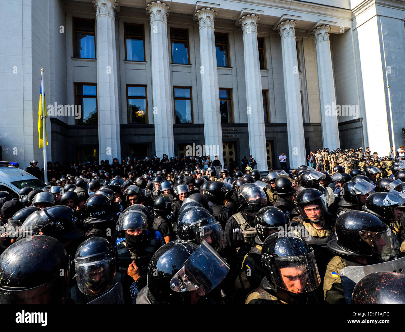 Verkhovna Rada, l'Ukraine. Août 31, 2015. Les adversaires de l'évolution de Constitution de l'Ukraine se heurtent à la police Crédit : Igor Golovnov/Alamy Live News Banque D'Images