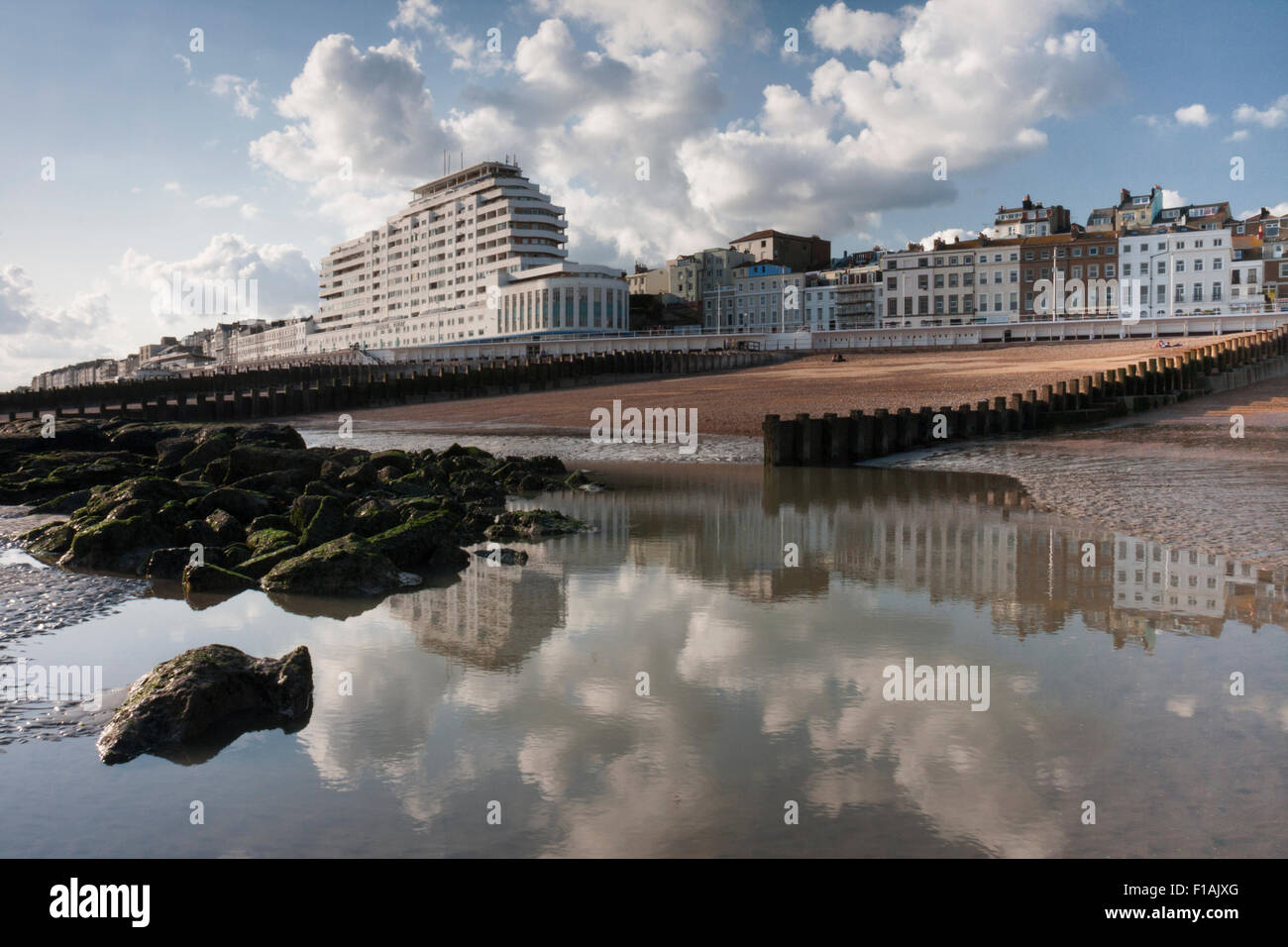 Marine Court, un bâtiment art déco des années 30, qui se reflète dans un bassin de marée à St Leonards on Sea, East Sussex, Angleterre Banque D'Images